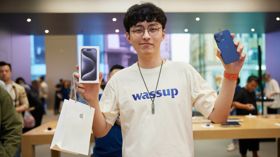 Один из первых покупателей Айфона 15 в китайском магазине Apple Nanjing East Shanghai