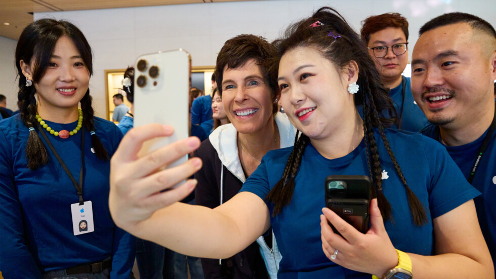 Сотрудники Apple Store показывают возможности айфона 15
