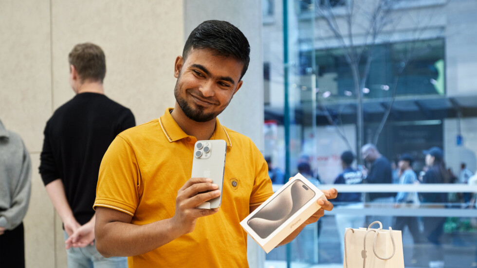 Довольный покупатель Айфона 15 в магазине Apple Sydney