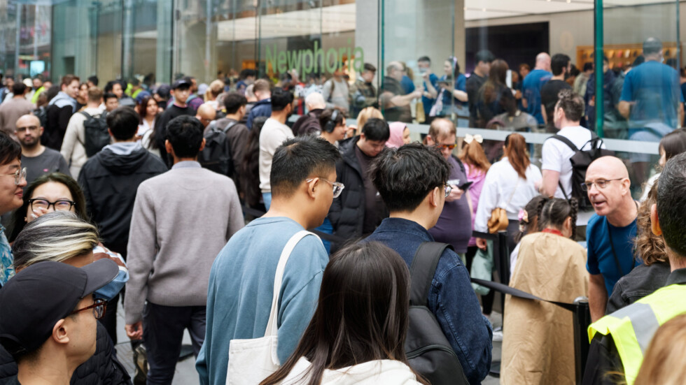 Перед входом в сиднейский Apple Store в день старта продаж iPhone 15