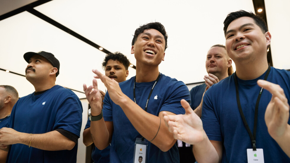 Сотрудники Apple Sydney приветствуют первых покупателей iPhone 15