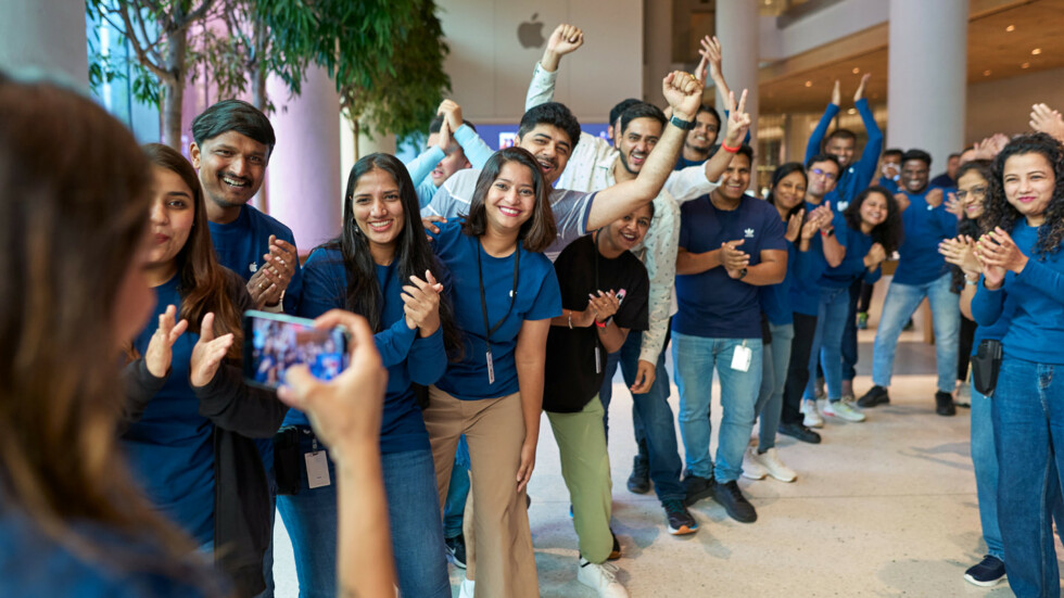Продавцы Apple Store из Мумбаи приветствуют первых покупателей iPhone 15
