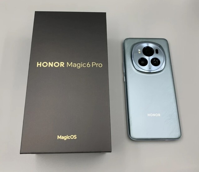 Смартфон HONOR Magic6 Pro рядом с коробкой