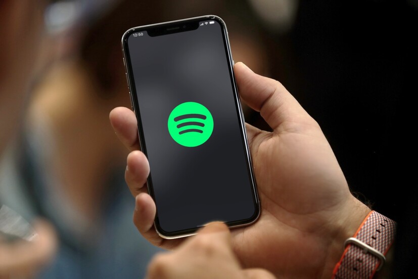 Приложение Spotify на Айфоне